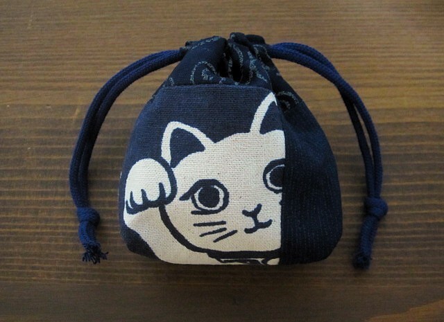 *ハンドメイド*招き猫さん!(^^)!豆巾着 ミニミニ巾着 小物入れ 目薬入れ 豆整理袋 豆ポーチ めでたい!(^^)!和柄 イヤホン ミニ巾着 猫拍卖