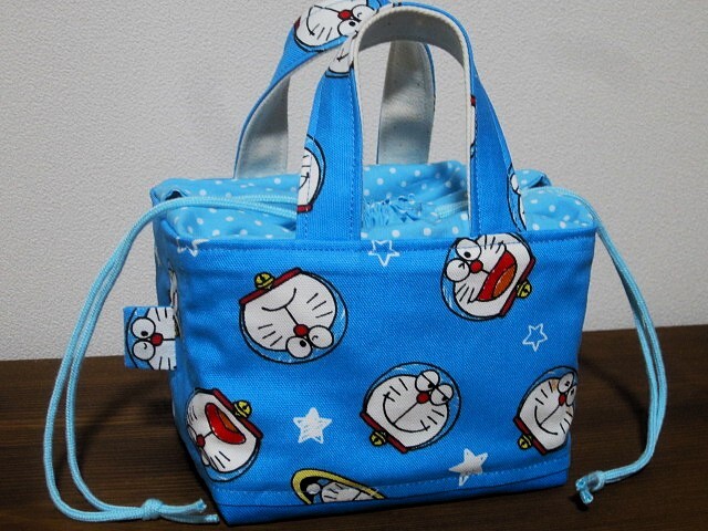 *ハンドメイド* かわいい!(^^)!ミニ ランチバッグ お弁当 巾着バッグ コンパクト 豆バッグ たのしい!(^^)!絵柄 入園入学♪ ドラえもん拍卖