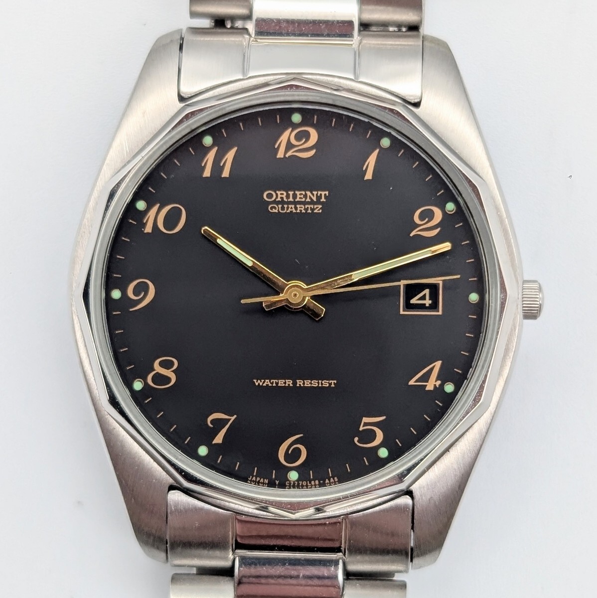 未使用保管品 ORIENT QUARTZ C777L6-80 オリエント クオーツ 黒文字盤 デイト メンズ腕時計 電池交換済み 稼働品拍卖