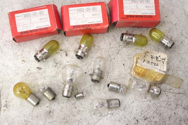 12V未使用電球アソート一式 検CB125DJ-1リードCB250CB72C72CS92CDヤマハYDS3AS1AS2RD125スズキRG250GT250GT380カワサキW1W3マッハH1500SSZ2拍卖