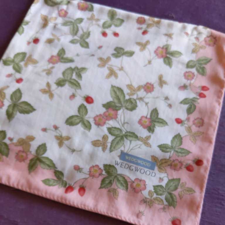 ウェッジウッド ハンカチ 48×47cm ワイルドストロベリー イチゴ 苺 ピンク/ブルーミング中西拍卖