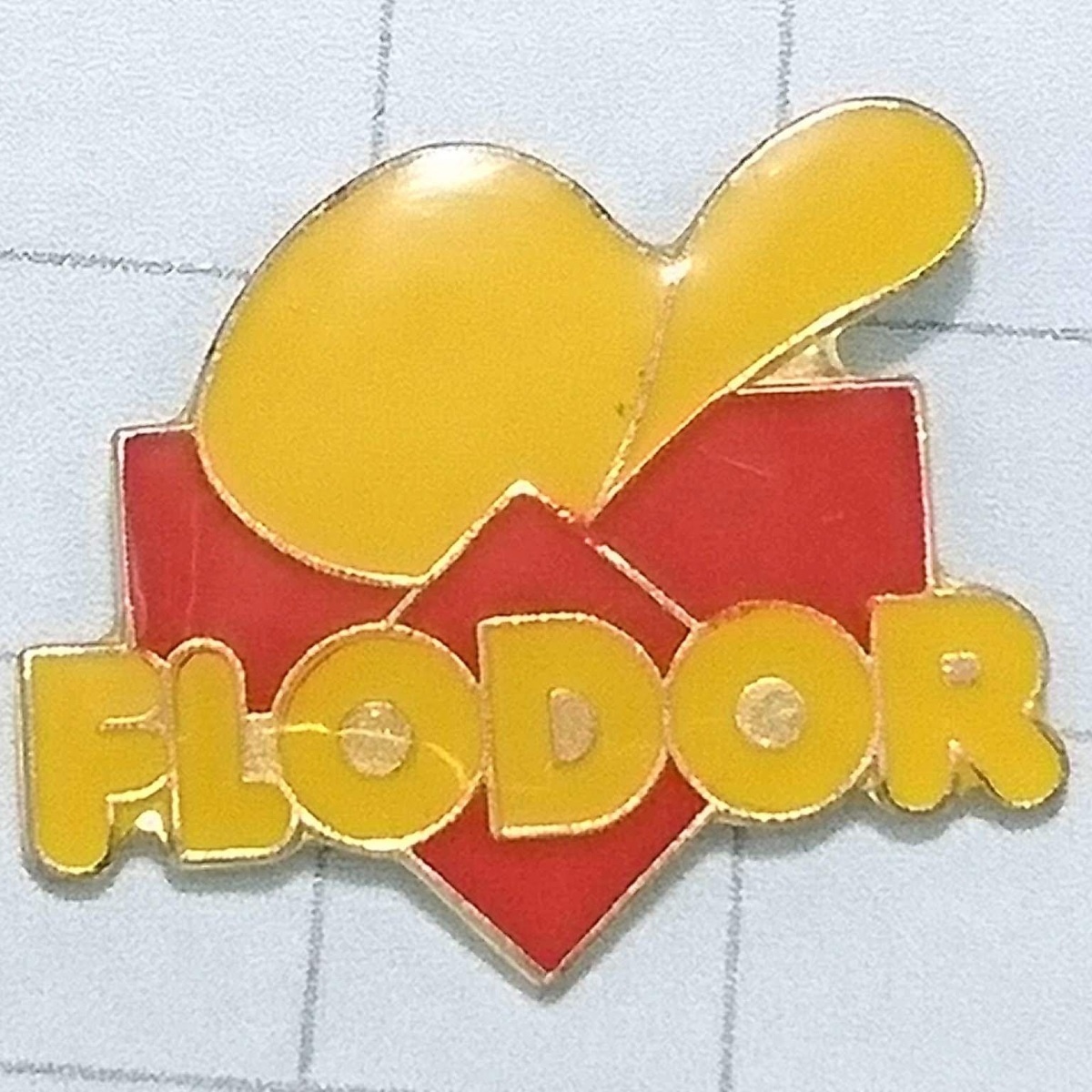 送料無料≫FLODOR フランスの菓子メーカーポテトチップス☆アンティーク ピンバッジ A00857拍卖