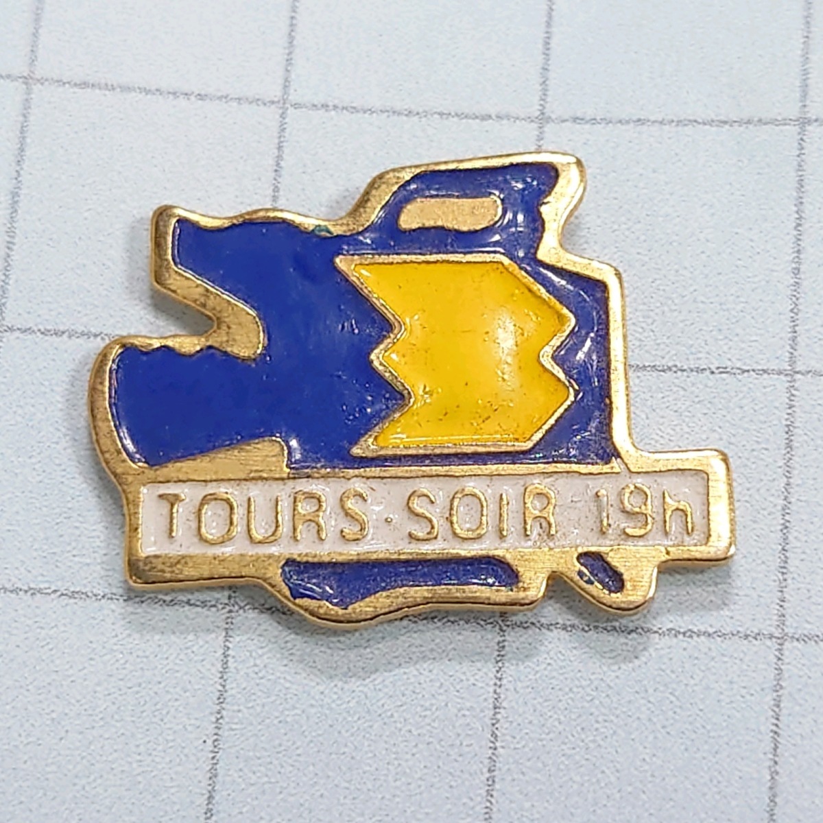 送料無料≫tours soir☆アンティーク ピンバッジ A00941拍卖