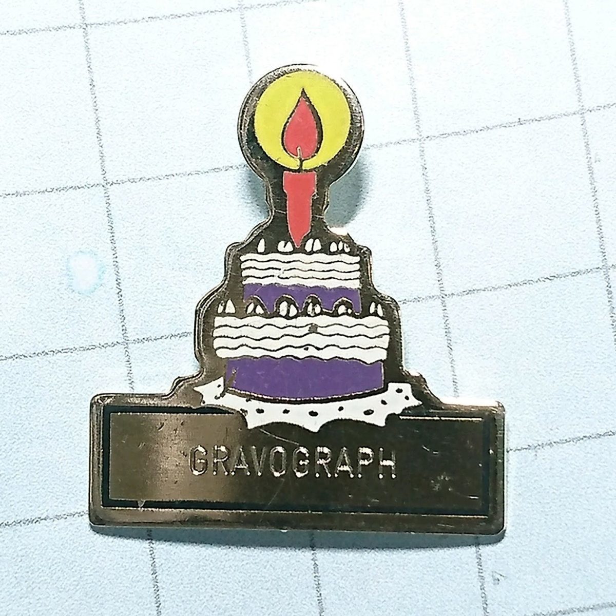 送料無料)ケーキにろうそく 輸入 アンティーク ピンバッジ A02660拍卖