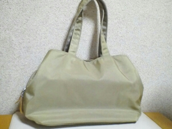 物を入れる場所がたくさんあるハンドバッグ拍卖