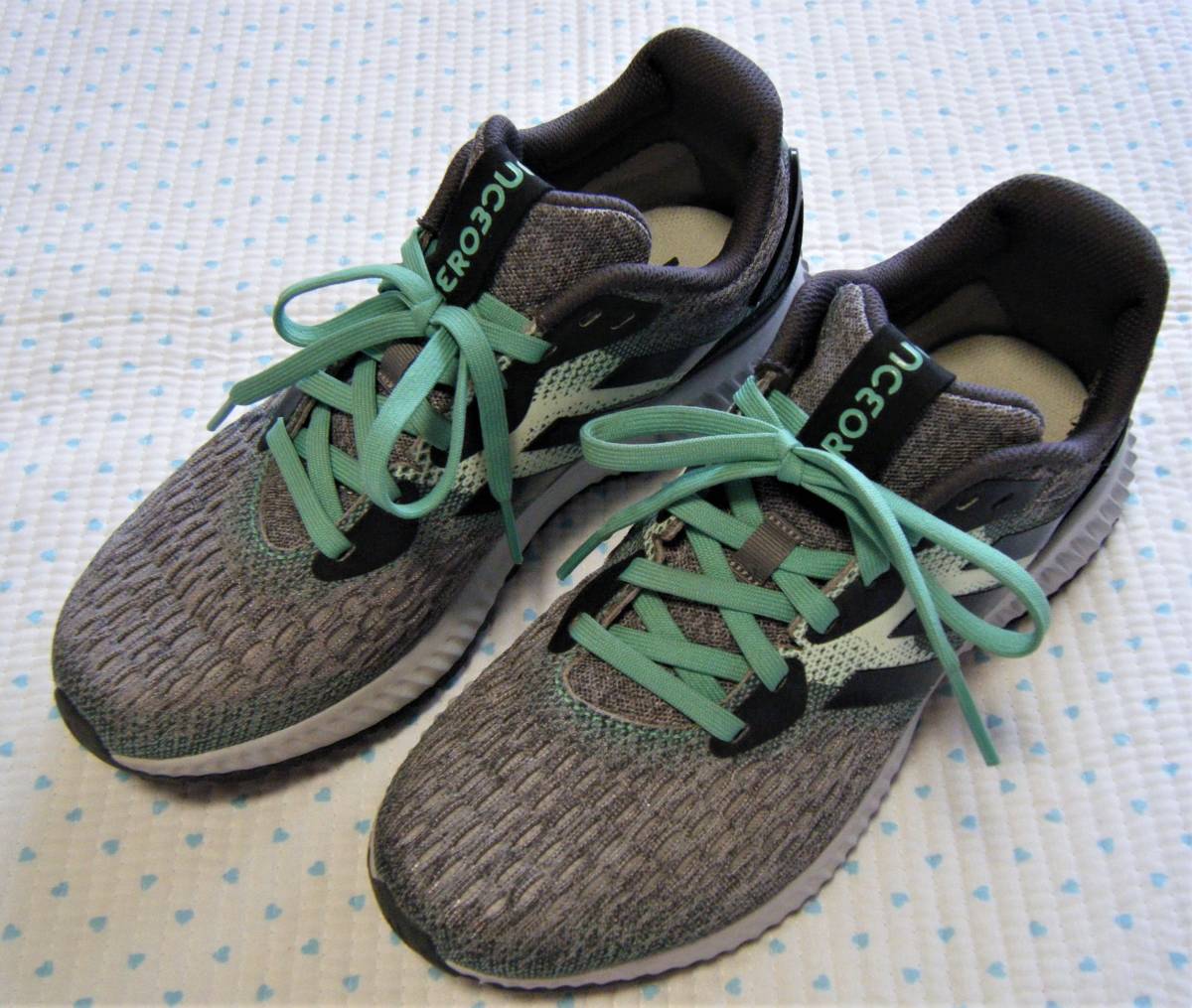 アディダス adidas AERO BOUNCE W ランニング用高機能高性能シューズ グレー系 サイズ 24.5㌢ 初/中級ランナー向き 伸縮/通気機能拍卖