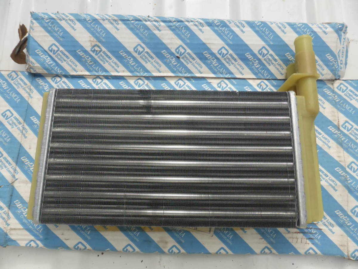 車種不明ヒーターコア アルファロメオ164Q4のトランクに保管してありま。 未使用品ジャンク拍卖