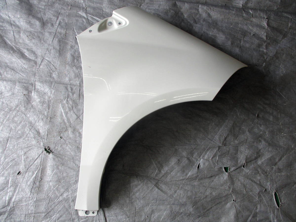 ●●2108-NK2L 軽傷! 凹み無し! メルセデスベンツ W169 Aクラス 前期 純正 右 フェンダー 白拍卖