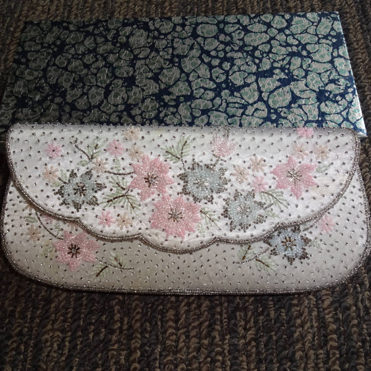 レトロビーズクラッチバック 可愛いビーズバックですが難有り拍卖