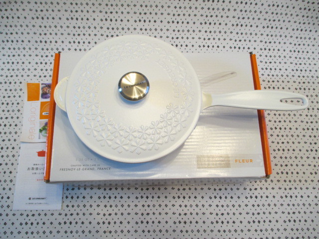 ルクルーゼ ソーシエ フラワーレリーフ コットン 21㎝拍卖