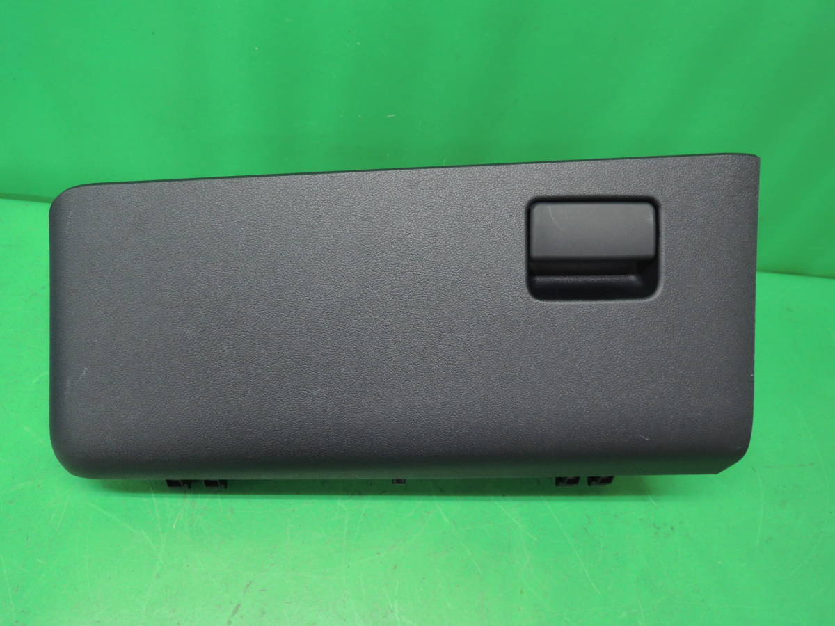 ・ DAA-ZVW51 プリウス A ツーリングセレクション 純正 グローブボックス 小物入れ 内装部品 55552-47120/55550-47140T-0434拍卖