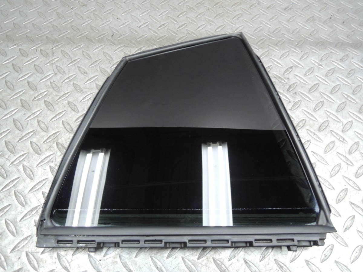 ・ DAA-ZVW51 プリウス 純正 運転席 後 小窓 ガラス 68188-47030 右後 三角窓 T-0434拍卖
