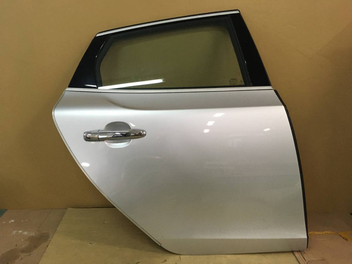・ DBA-MB4164T ボルボ V40 右 運転席 後 リア ドアパネル シルバー トリム付 V-3240拍卖