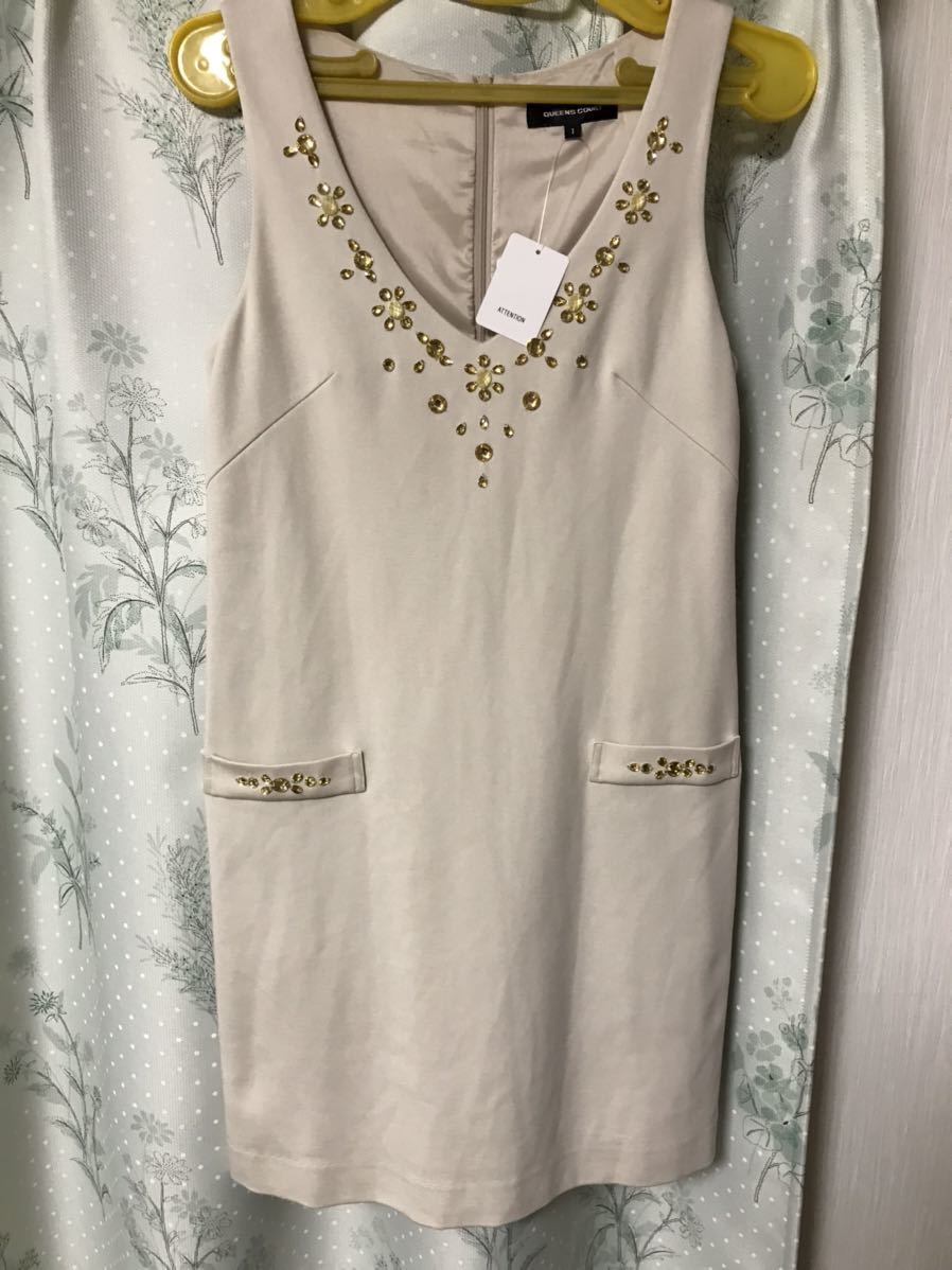 新品未使用 クイーンズコート QUEEN’S COURT ベージュ アイボリー ビジュー付きワンピース ノースリーブ ジャンパースカート 新品タグ付き拍卖