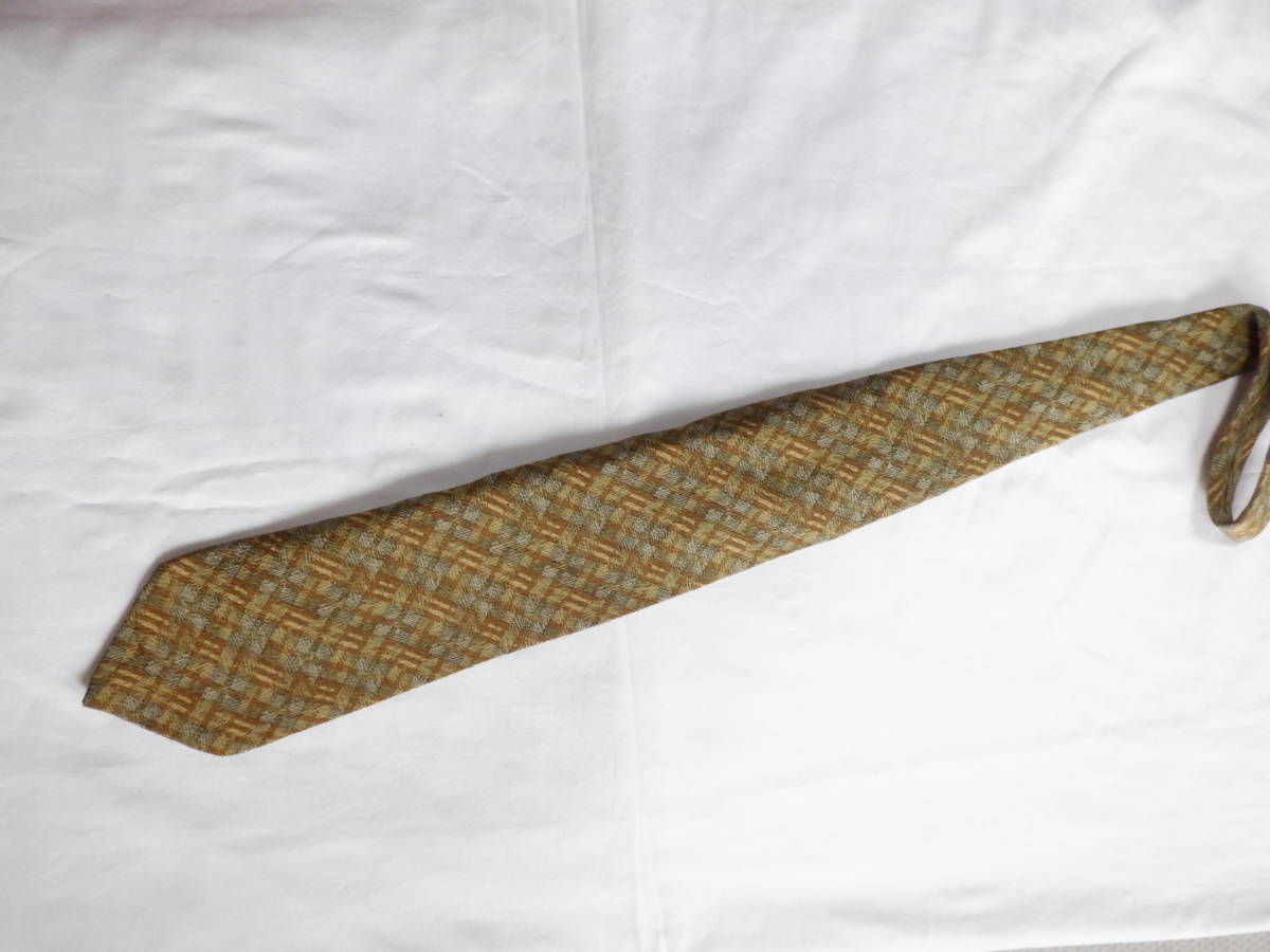 ジョルジオ アルマーニ GIORGIO ARMANI 明るい茶系のチェック柄 絹100% イタリア製 高級品 美品拍卖