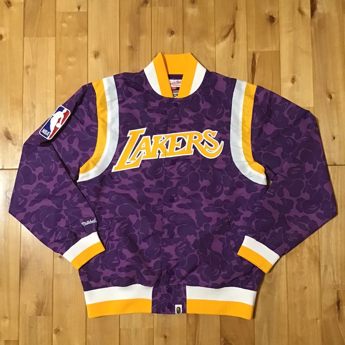 ★激レア★ Mitchell&Ness LAKERS WARM UP JACKET Mサイズ a bathing ape BAPE basketball レイカーズ ベイプ エイプ snoop dog 着用モデル拍卖