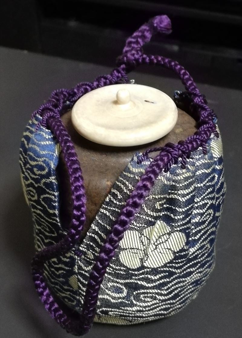 桃山時代 古瀬戸 鉄釉肩衝茶入 仕覆 茶道具 利休好み虫喰い蓋 検 裏千家表千家拍卖