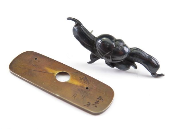 【2068】刀装具/オリジナル・明治時代/小物<赤銅地野菜>在銘 金具(初品・買取品)拍卖