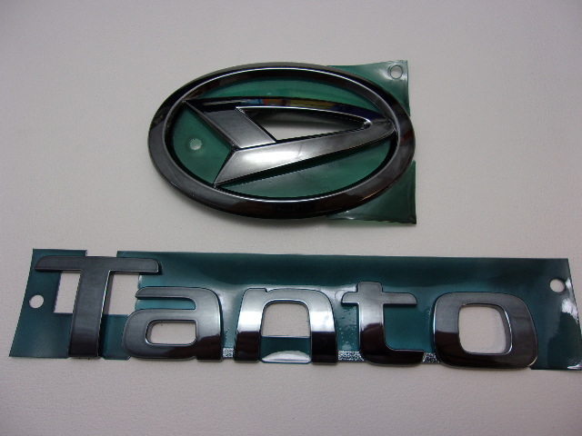 7トレジャー ダイハツ タント・タントカスタム Tanto ・ Tanto Custom:LA650S / LA660S プラチナ ブラック エンブレム リア 2点セット拍卖