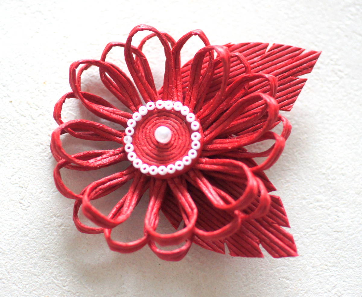 和小物 和装 赤い紙紐で作られたお花のブローチ 白いパールビーズ付き コサージュ クラフトバンド拍卖