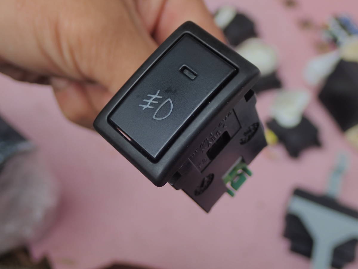 中古品】★ワゴンRスティングレー★MH22S★フォグランプ用スイッチ★2WD★AT★NA★動作OK★①拍卖