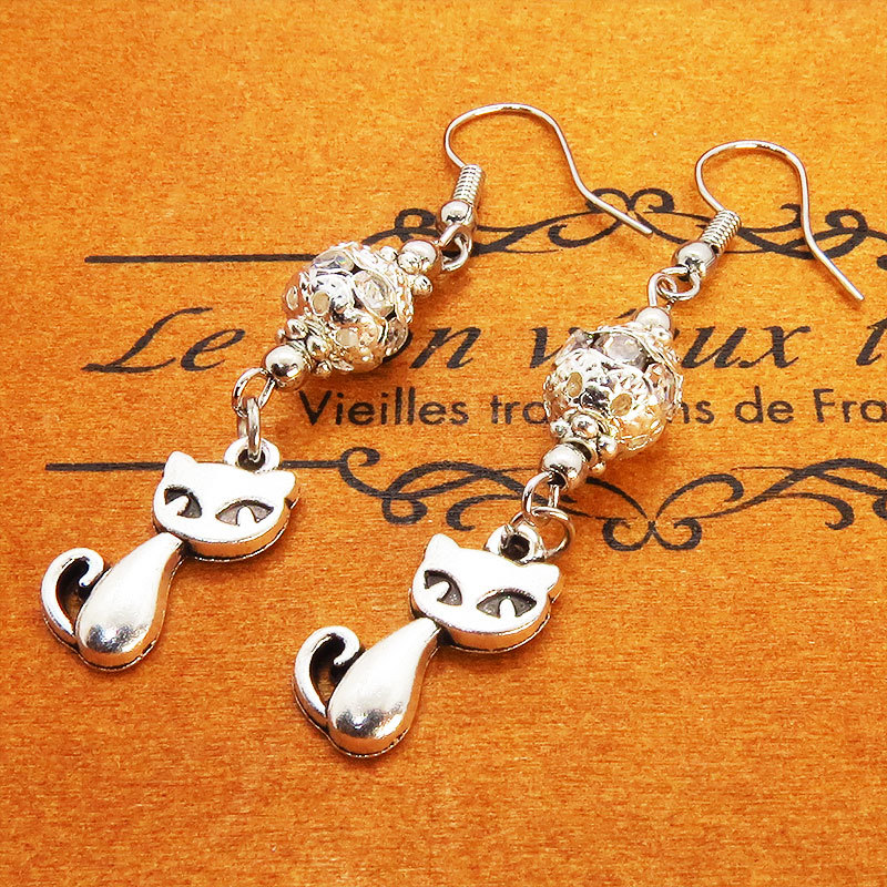 アンティークシルバーの猫のチャームとキラキラ光るガラス入りのメタルビースのピアス拍卖