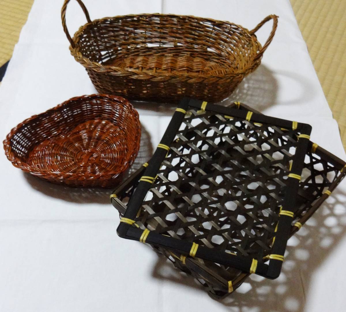 藤や竹などで出来た籠(バスケット)3個、果物入れ、小物入などに拍卖