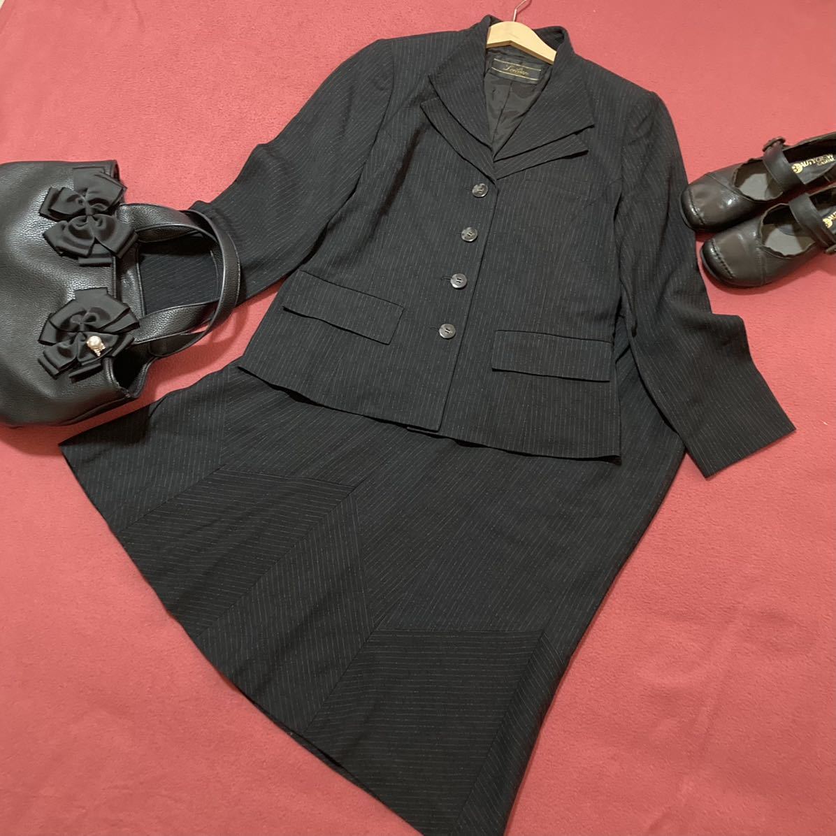 790*レリアン 9*美品*地模様とピンストライプ生地、二重襟ジャケットと切り替えデザインスカートがオシャレなスーツ*卒園卒業、面接等拍卖