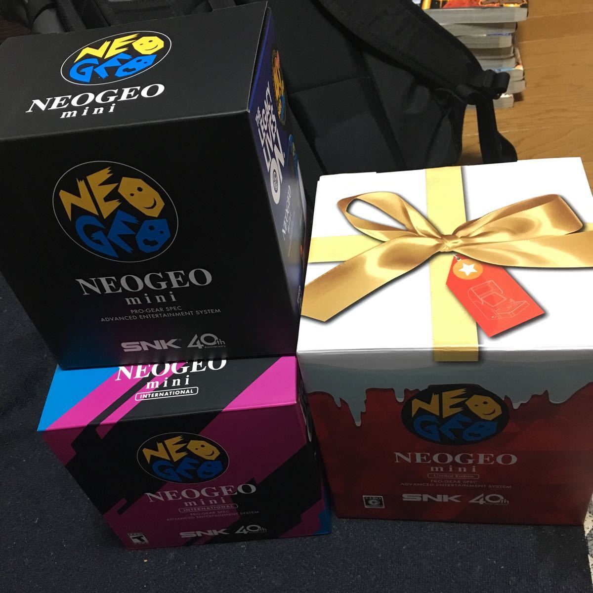 ネオジオミニ 未使用新品3点セッ NEOGEO mini+インターナショナル版 Inter National+クリスマス限定版 ゲーム機 本体+コントローラー黒白拍卖