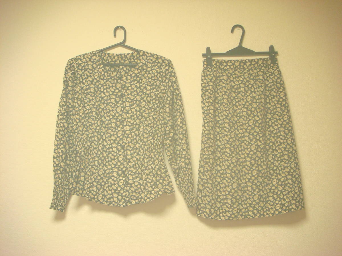 大きいサイズ 昭和レトロ 小花柄 ブラウス&スカート セットアップ スーツ 黒 美品 拍卖