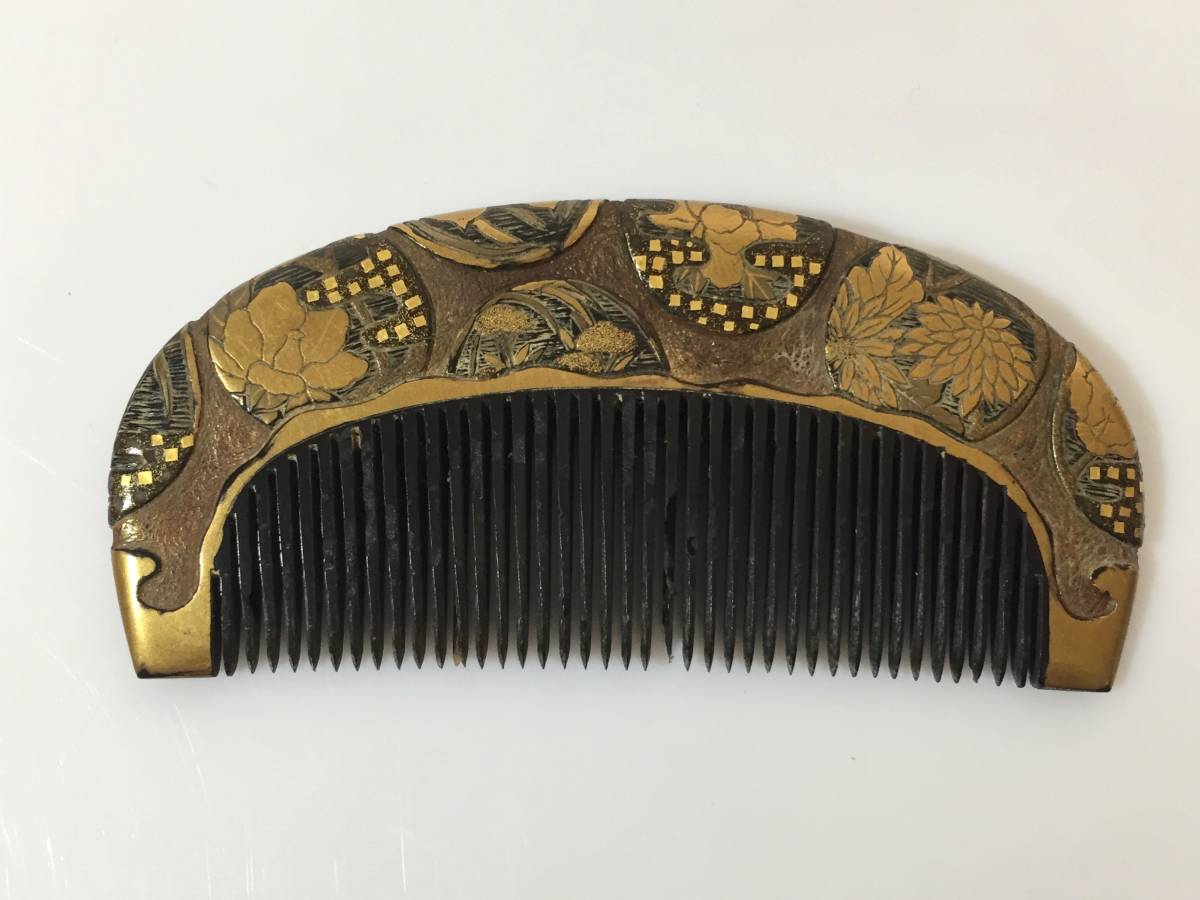 【古美道】櫛 漆塗り 金蒔絵 四季の植物彫刻 牡丹 菊 竹 菖蒲 アンティーク 髪飾り 和装小物 90108231拍卖