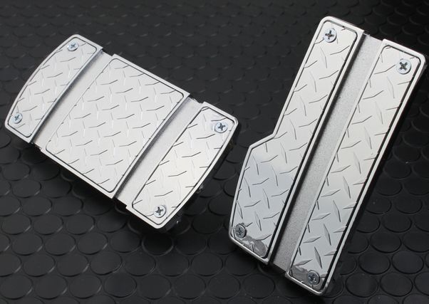 高品質 アルミ板風アルミペダルAT用 数量限定 ペダルカバー カー カー用品 車用品 トヨタ ホンダ ダイハツ スズキ マツダ スバル 日産拍卖