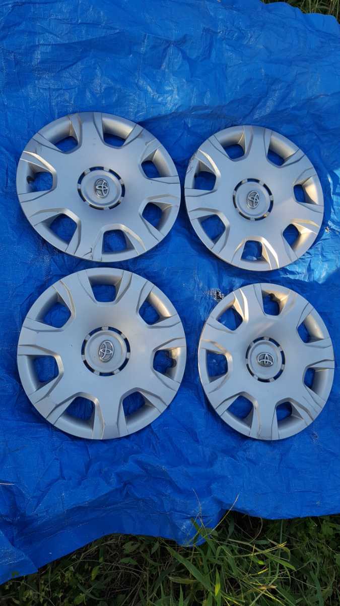 トヨタ純正ホイールキャップ4本、シルバー、15インチ、爪割れ無し、1本だけひび割れあり、1本だけ縁に傷あり、他メーカーでも可能性あり拍卖