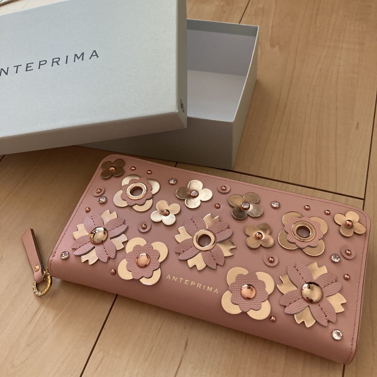 新品箱付き アンテプリマ 長財布 レザーウォレット スワロフスキー拍卖