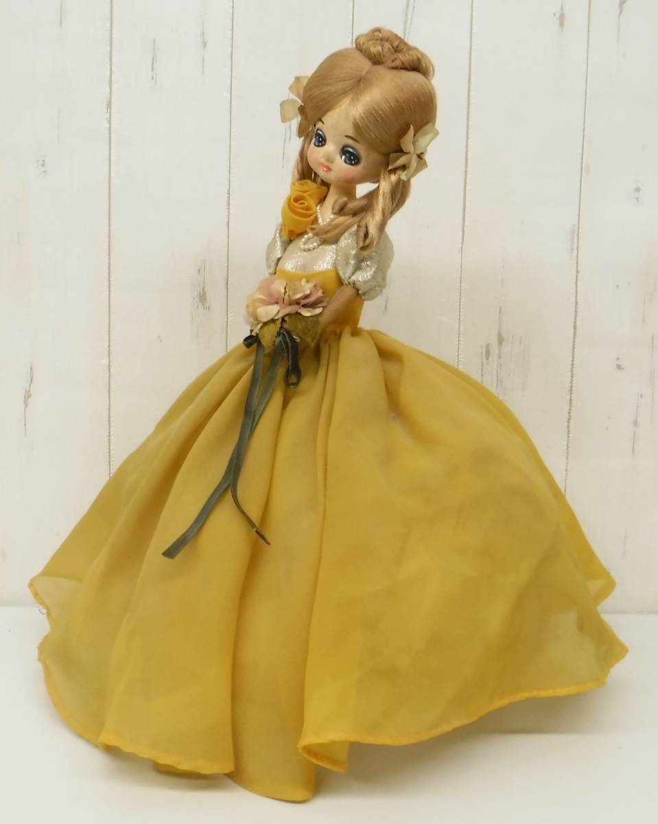 昭和レトロ 当時物 *レトロドール *ポーズ人形 *ファッション人形 *マスタード系ドレス 花束 *43cm *木製台座 *アンティーク拍卖
