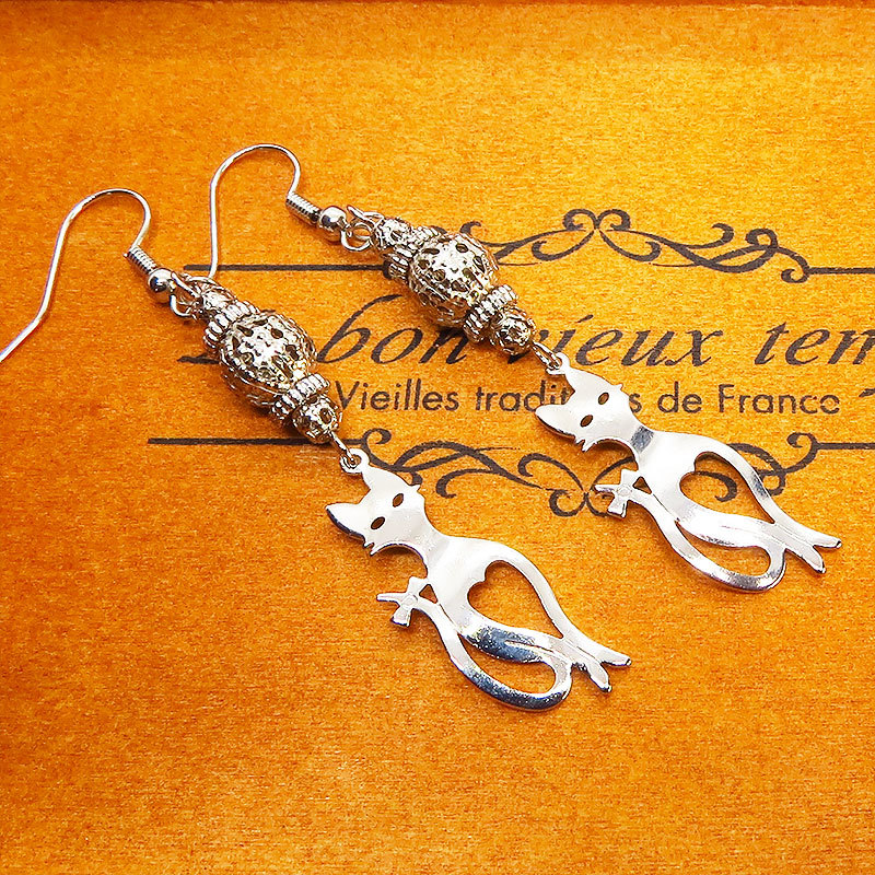 スマートな猫シルエットモチーフと透かしメタルビーズのピアス シルバーカラー 拍卖