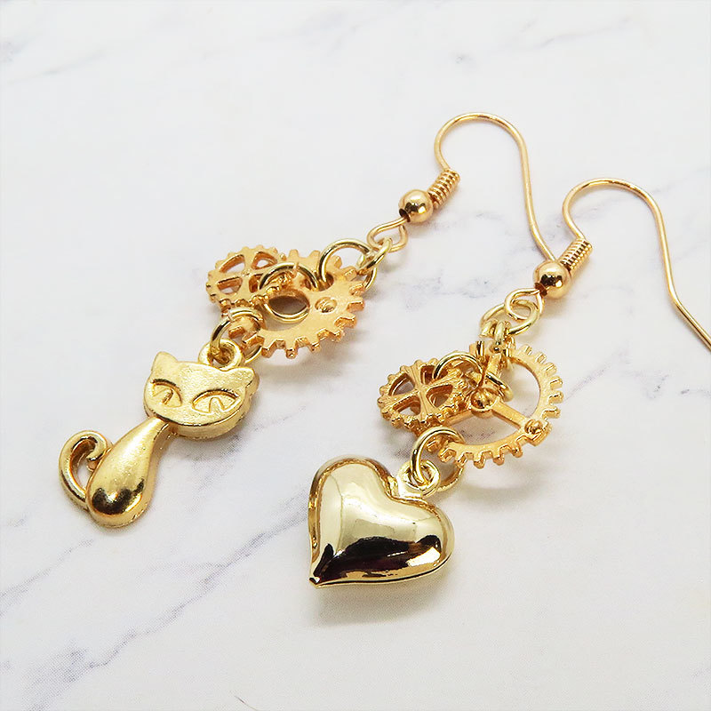 ゴールドカラー 猫とハートと歯車のアシンメトリーピアス アンティーク スチームパンク サージカル可拍卖
