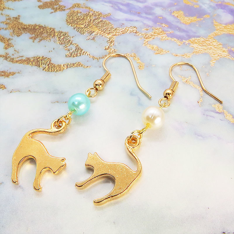 マットゴールド 跳ね猫シルエットモチーフとパールビーズ(ホワイト・アクア)のピアス サージカル可拍卖
