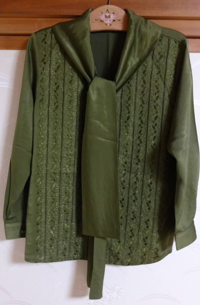 USED!東京ブラウス、Feminineフェミニン、バスト82、濃草緑色のボウタイ長袖ブラウス、クルミボタン、前身ごろミシン刺繍拍卖