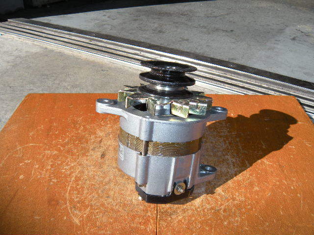 日産、フォークリフト用オルタネーター(ダイナモ)リビルト品 LT135-73~C、23100-L1802拍卖