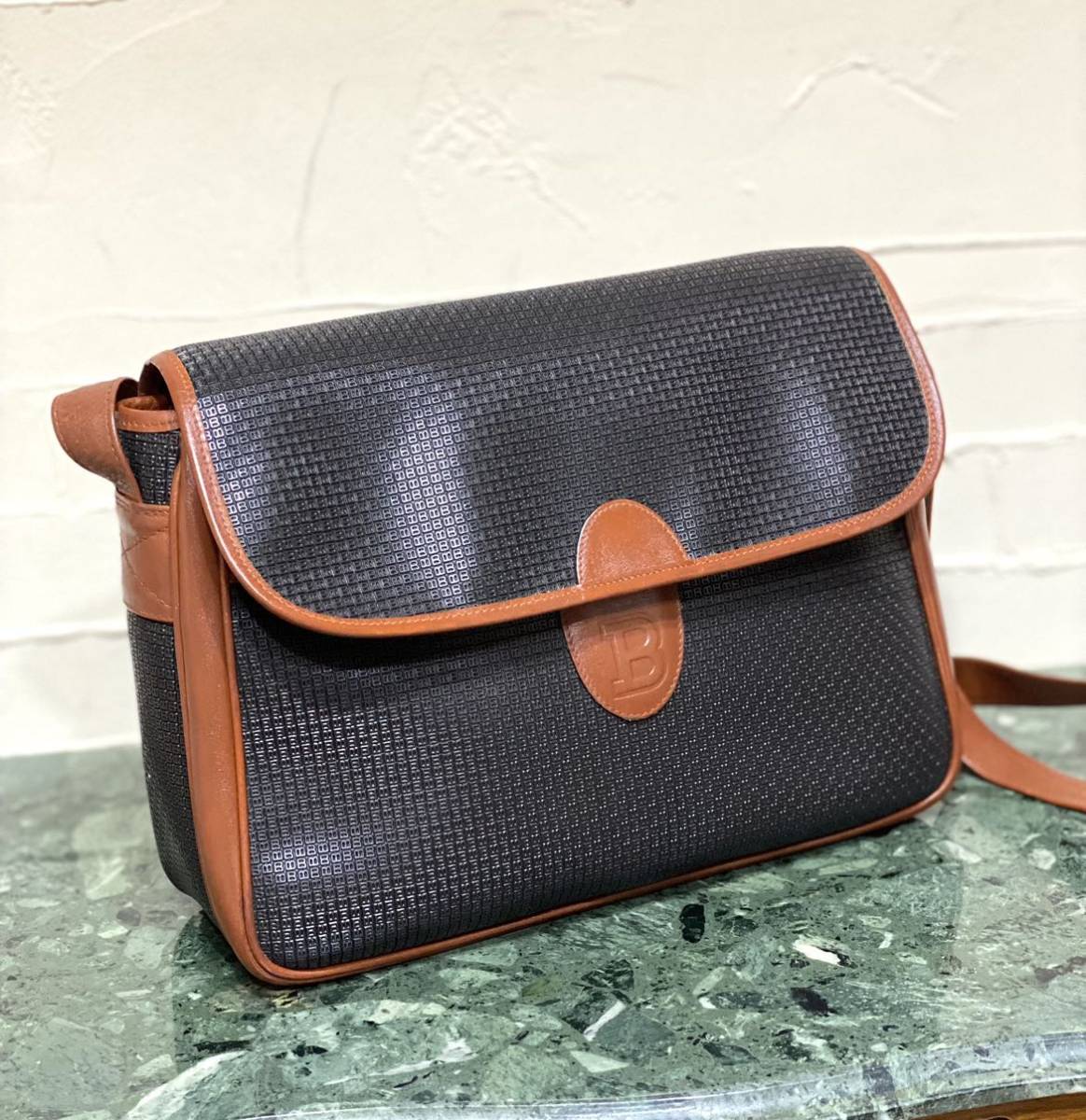 良品 OLD BALLY ショルダーバッグ バイカラー シングルフラップ 総柄 ロゴ柄 PVC×レザー ヴィンテージバッグ 斜め掛け拍卖