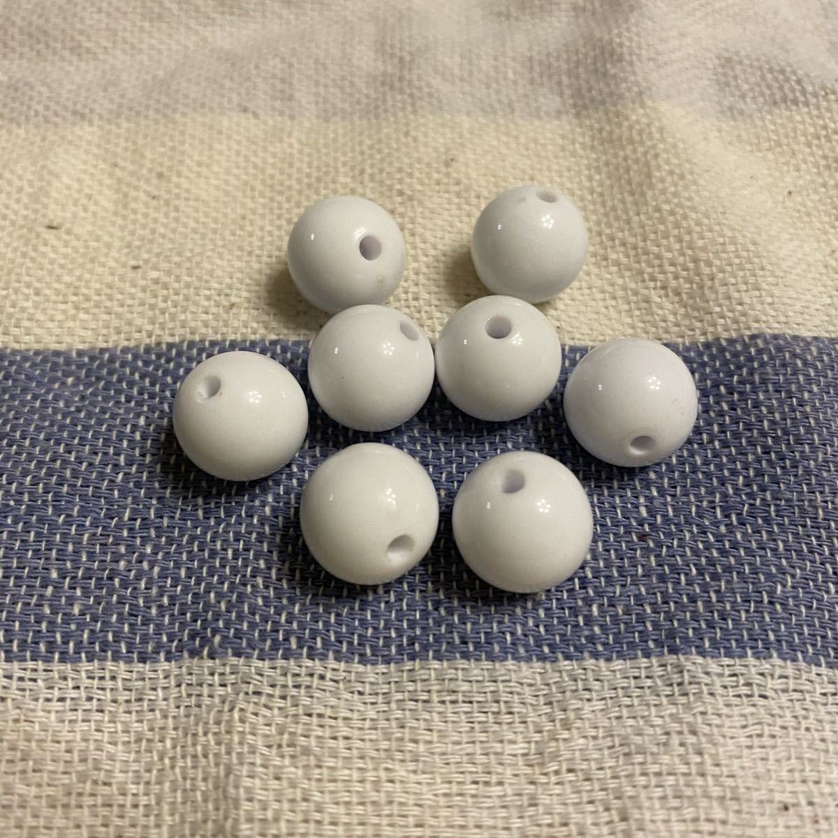 白 ビーズ 8個 レッド 1cm プラスチックビーズ ハンドメイドに拍卖