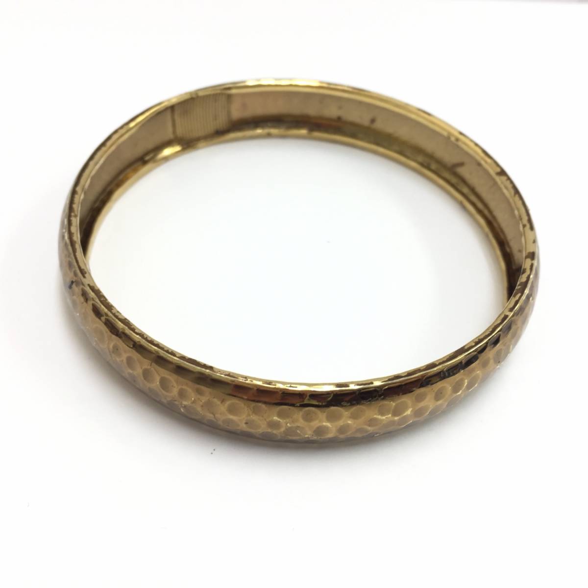 【腕輪】直径:約6.7cm バングル 槌目模様のようなデザイン シンプル いぶしたような金色 アクセサリー拍卖
