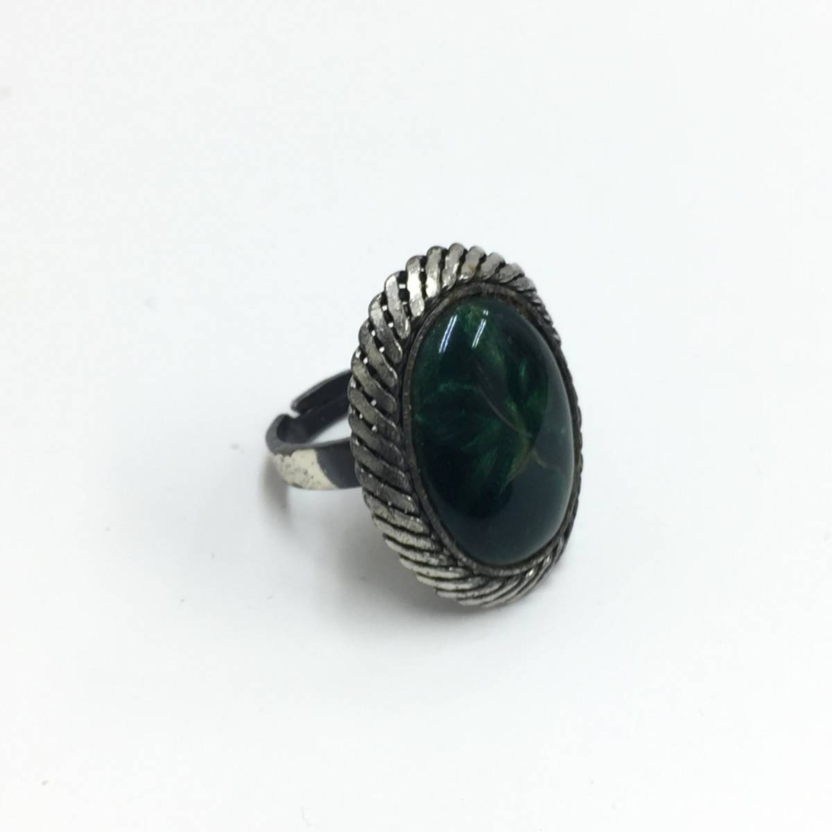 【リング】 指輪 約10.5号~フリーサイズ オーバル 楕円型 アンティーク調 緑色と銀色の落ち着きある色合い拍卖