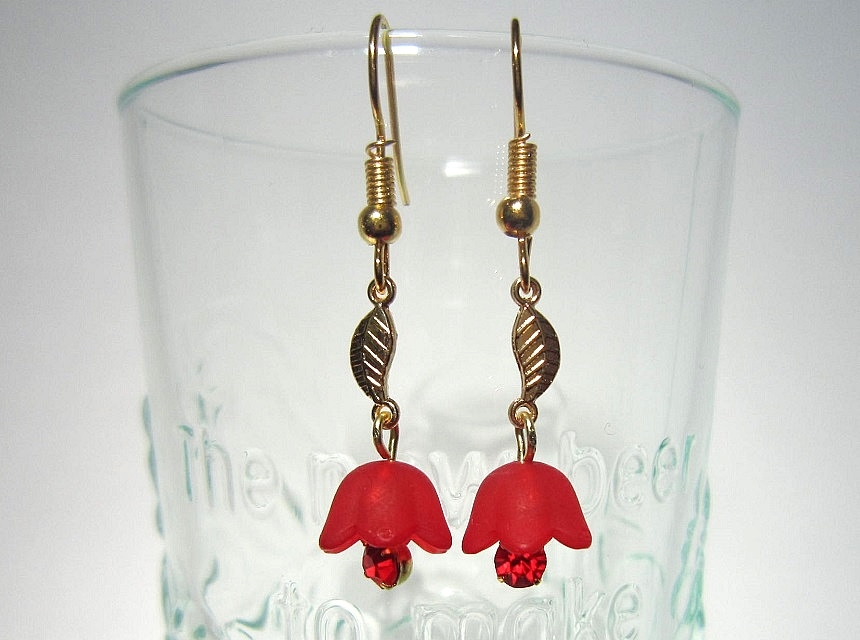 ★フラワーとビジューのピアス イヤリング キラキラ 花 葉 リーフ 揺れる ガラス レッド 赤拍卖