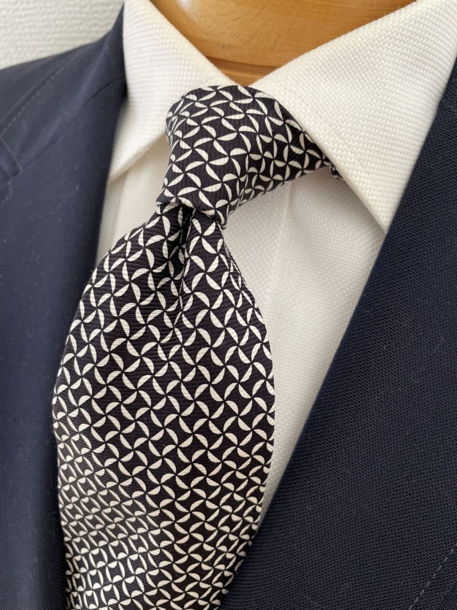 【人気】ISTANTE イタリア製ネクタイ パターン柄高級シルク 大剣約10cm ヴェルサーチ ブラック基調ネクタイ拍卖