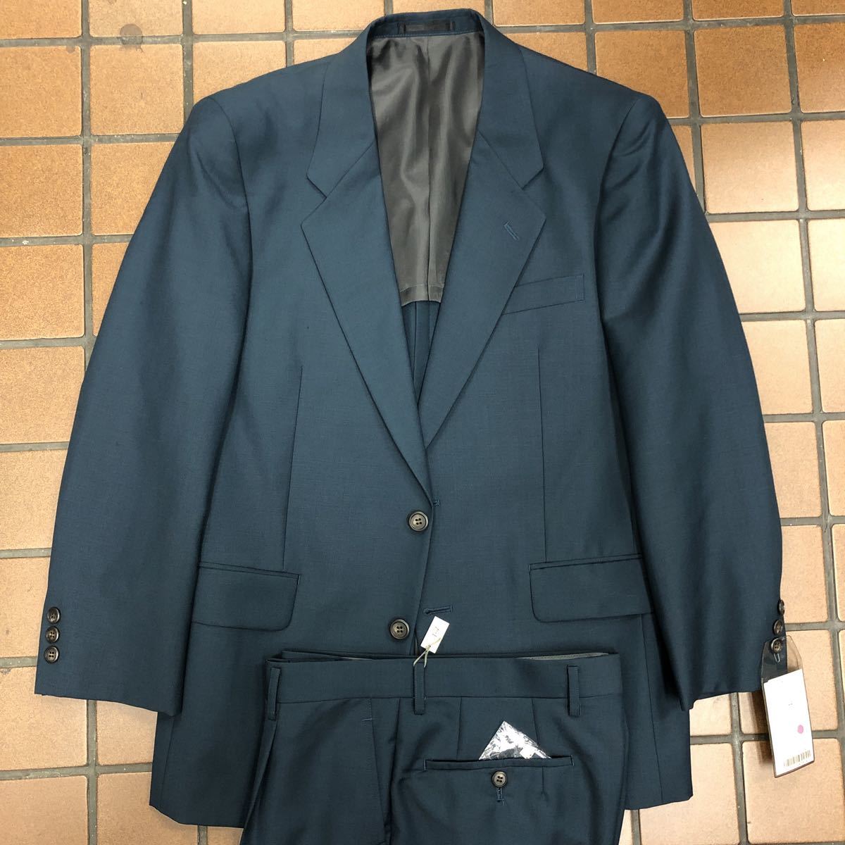 新品 未使用 激安 タグ付き ウールモヘヤ混 シングルスーツ ターコイズグリーン サイズA4 センターベンツ 1タック しっとり生地拍卖