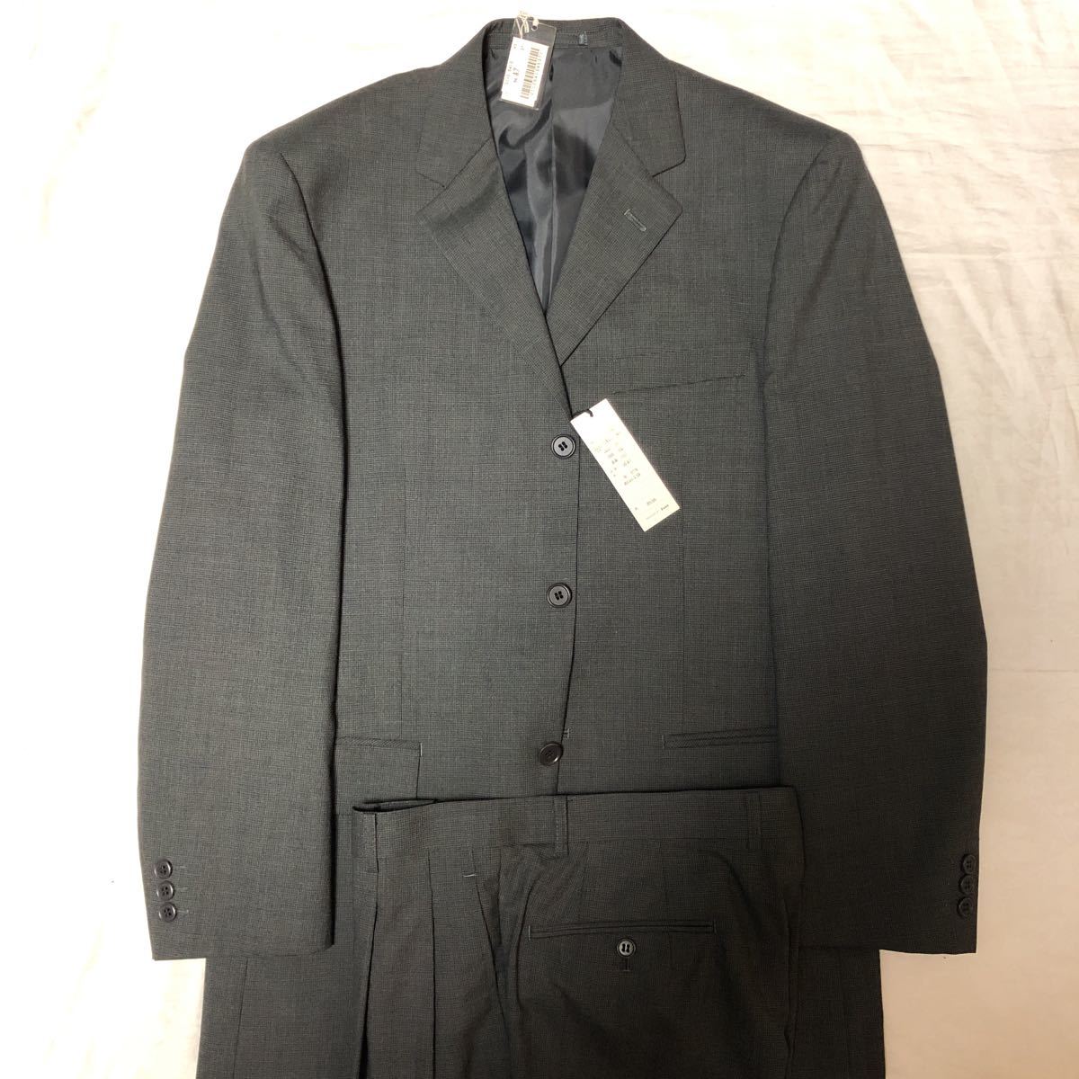 新品 未使用 激安 タグ付き ウール87% シングルスーツ ダークグレー サイズA7 3つボタン ノーベンツ 2タック拍卖