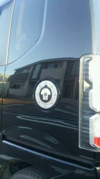 ホンダ N-BOX 取付例 フューエルリッドアルミステッカー丸型 シール エンブレム カー用品 おしゃれ 汎用 人気 給油 キャップ 口 貼る 車拍卖