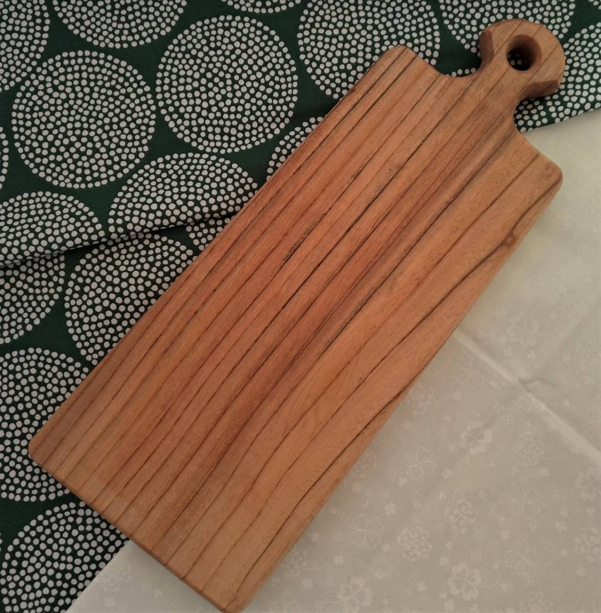 岩手県産ケヤキ材を使った、カッティング・ボードです。木工職人さん手作りの品です。拍卖